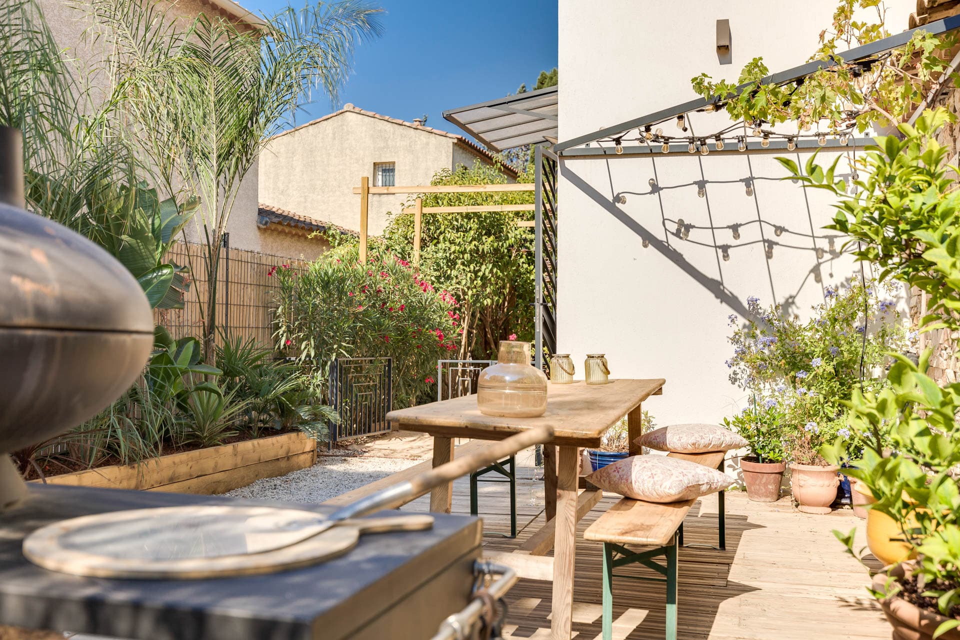 vue sur le four à pizza et la table en bois en extérieur