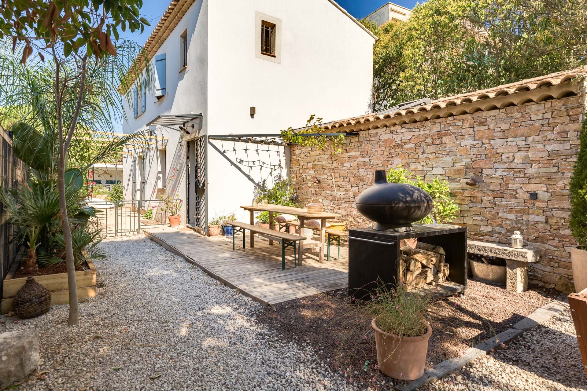 jardin paisible avec barbecue