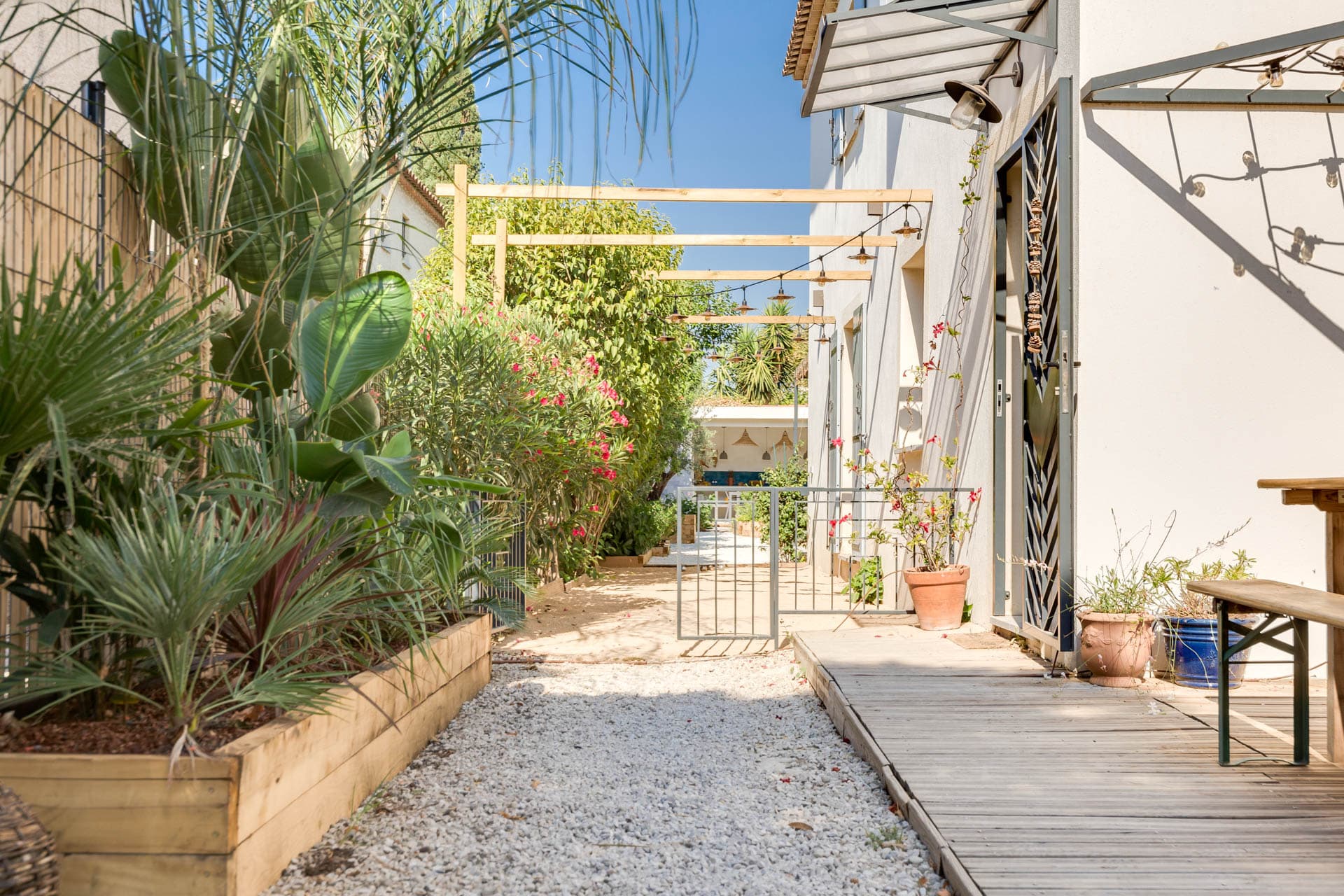 vue sur l'entrée du jardin