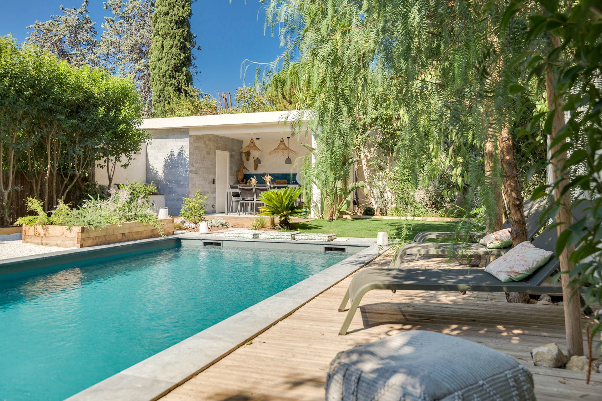 transat vue sur la piscine et jardin