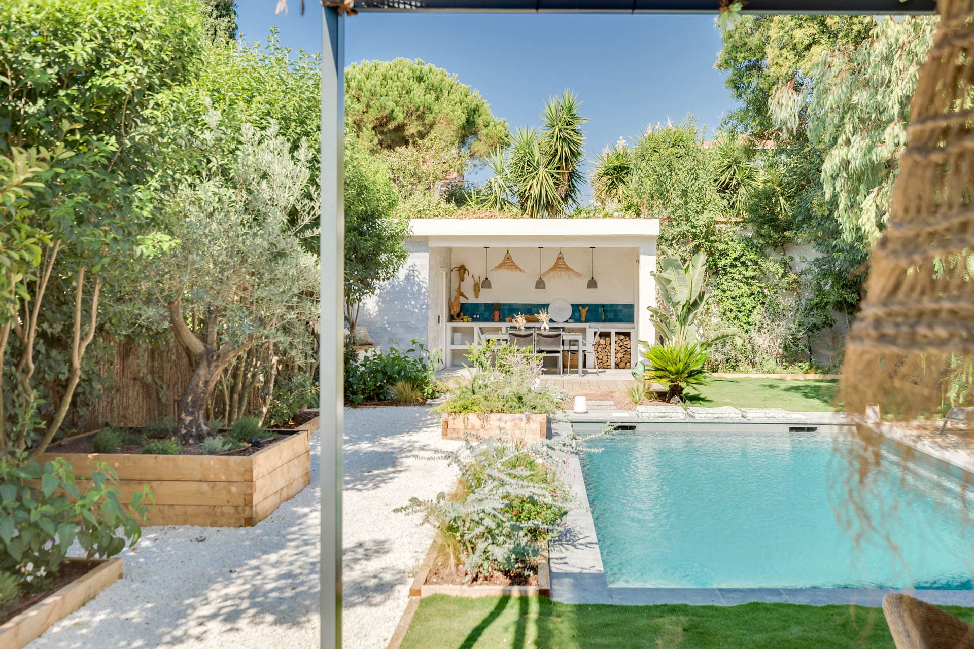 vue depuis le transat piscine et jardin verdoyant